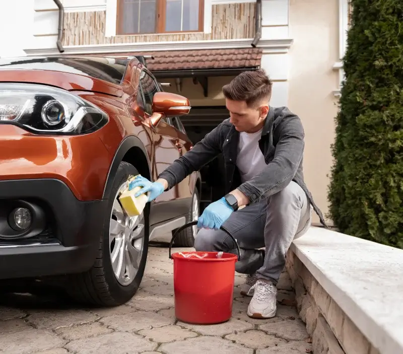 Lavage auto à domicile Saint-Vivien : professionnel intervenant sur un véhicule